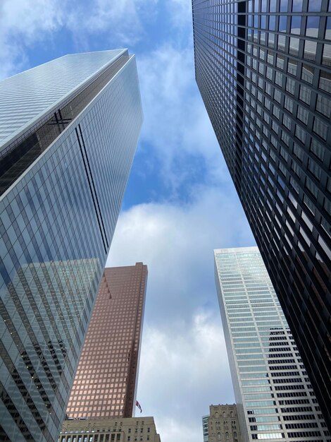 Photo low angle view of skyscrapers