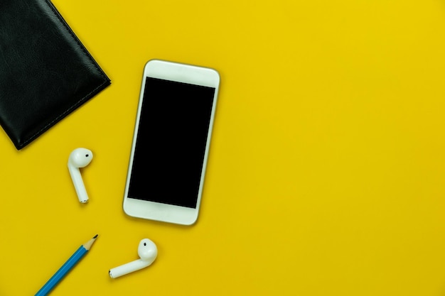 Photo low angle view of smart phone on yellow table