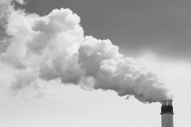 Photo low angle view of smoke emitting from chimney against sky