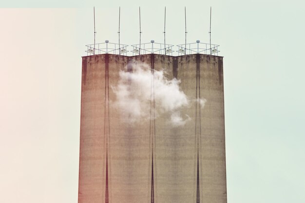 Photo low angle view of smoke emitting from chimney against sky