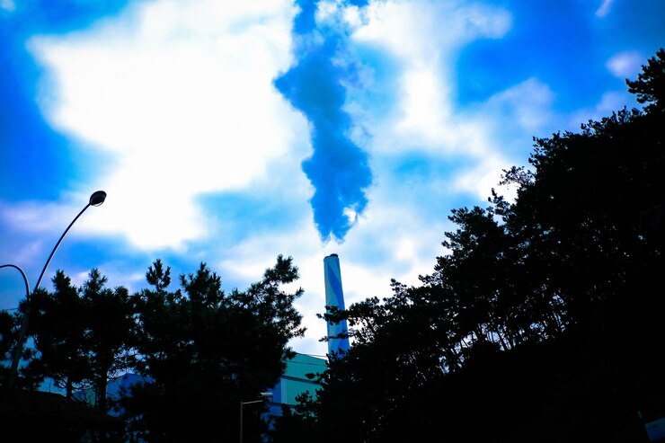 Photo 工廠發出的煙霧在雲天下低角度拍攝