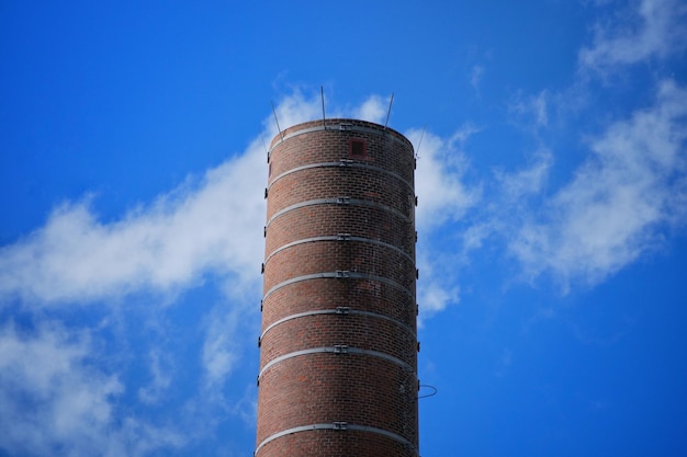 Foto vista a bassa angolazione della pila di fumo contro un cielo nuvoloso