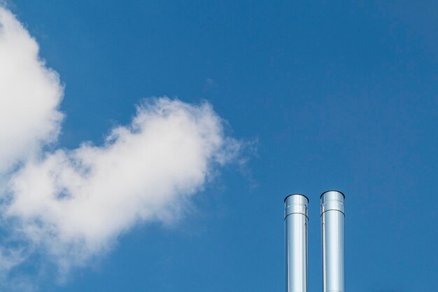 Photo low angle view of smoke stack against sky