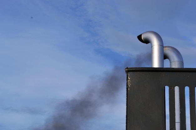 Photo low angle view of smoke stack against sky