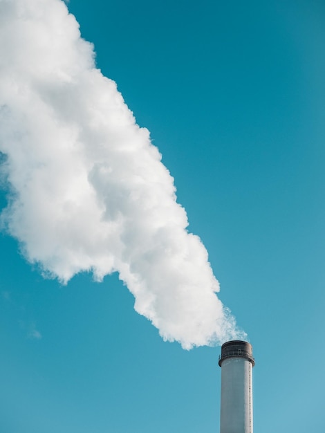 Photo low angle view of smoke stack against sky