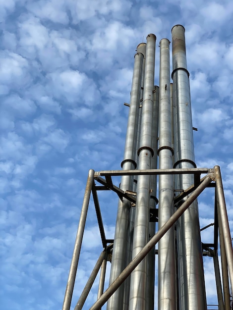 Foto vista a basso angolo della pila di fumo contro il cielo