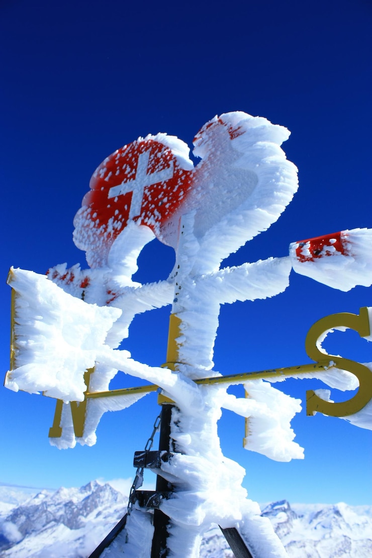 Photo low angle view of snow against blue sky