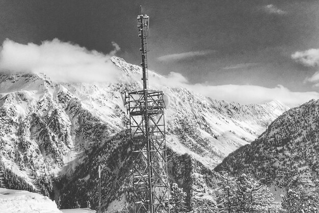 Photo low angle view of snow covered mountain against sky