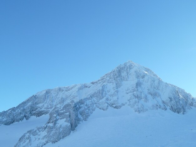 Photo low angle view of snow mountains against clear blue sky