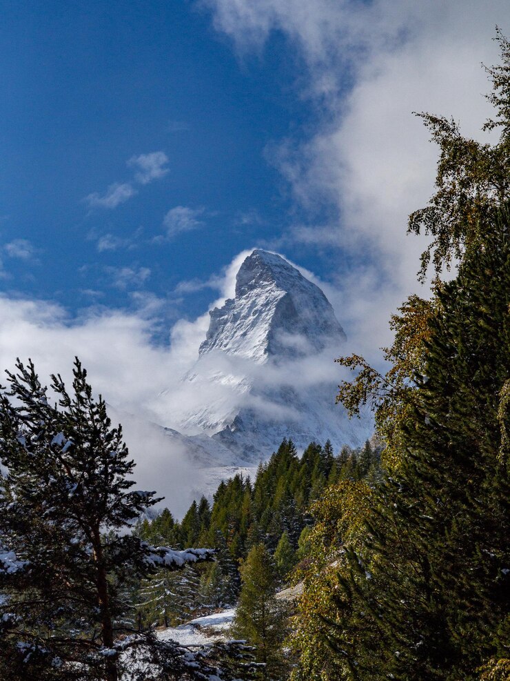 फोटो low angle view of snowcapped mountain against sky - matterhorn