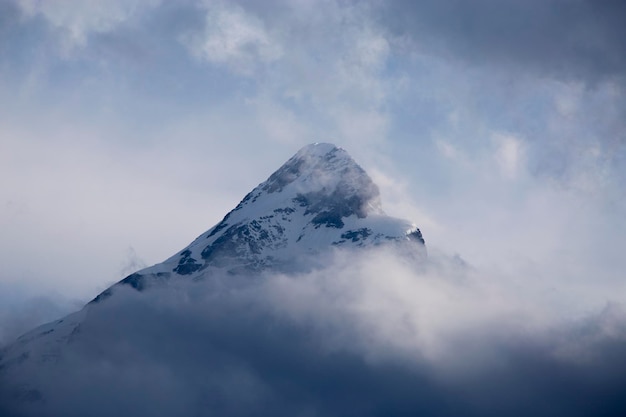 空に照らされた雪に覆われた山の低角度の景色