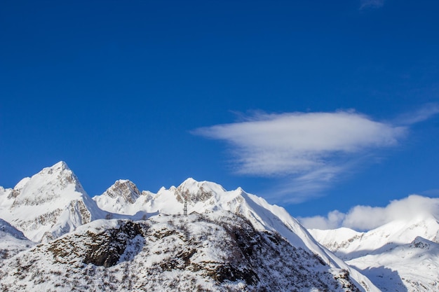 青い空を背景に雪に覆われた山の低角度の景色