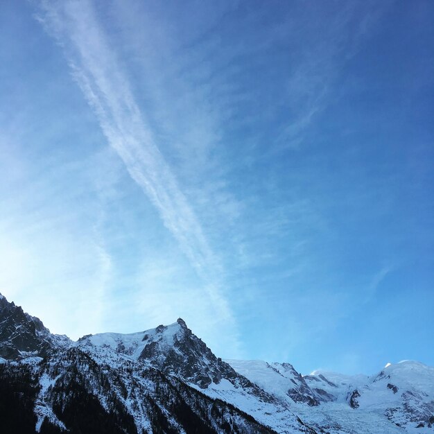 Foto vista a bassa angolazione delle montagne innevate contro il cielo