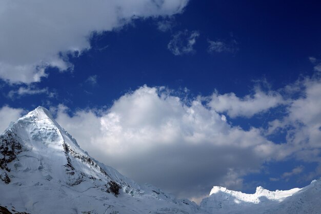 空に照らされた雪に覆われた山の低角度の景色