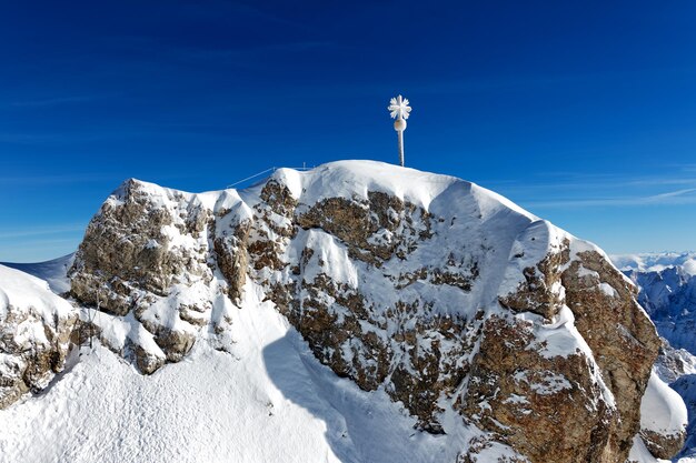 Foto vista a bassa angolazione delle montagne innevate contro il cielo