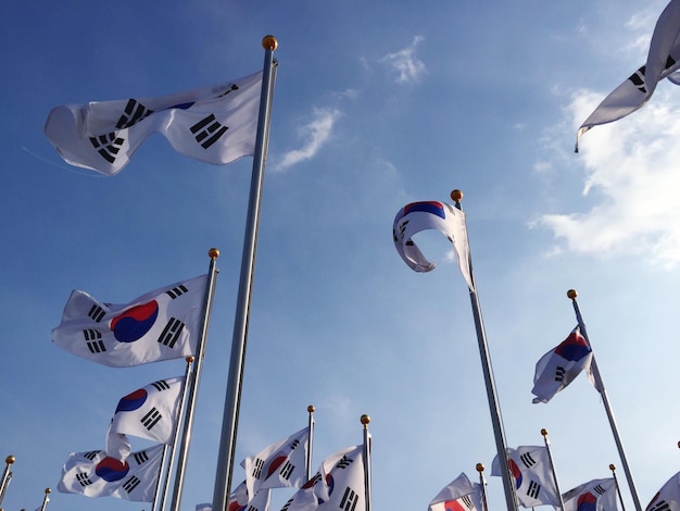 하늘을 배경으로 한국 국기를 낮은 각도에서 볼 수 있다.