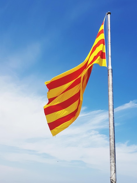 スペインの国旗が空に照らされた低角度の景色