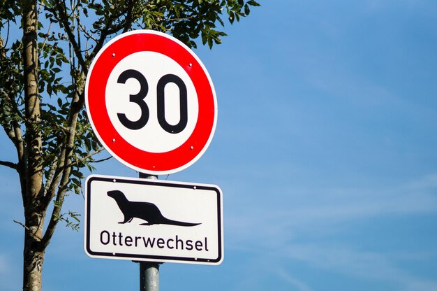 Photo low angle view of speed limit sign