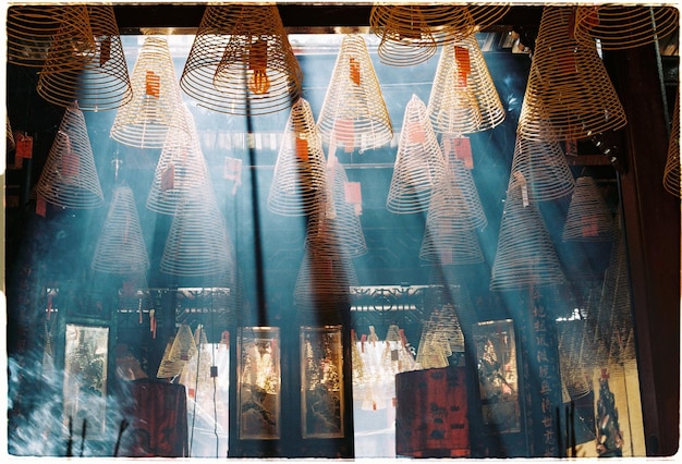 Foto vista a bassa angolazione dell'incenso a spirale appeso nel tempio
