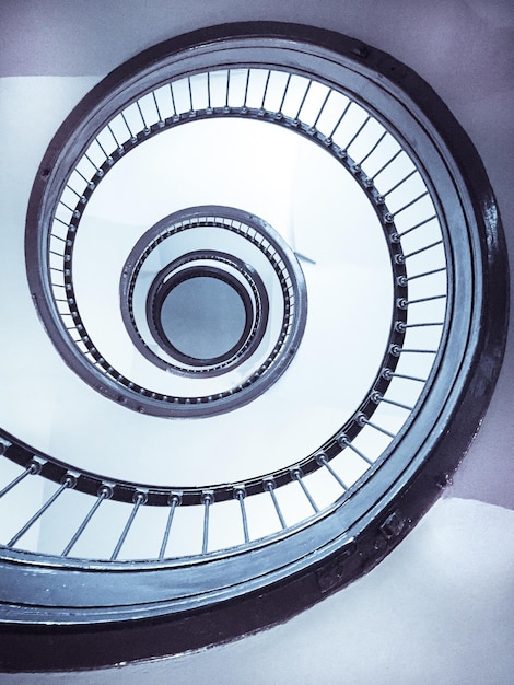 Photo low angle view of spiral staircase