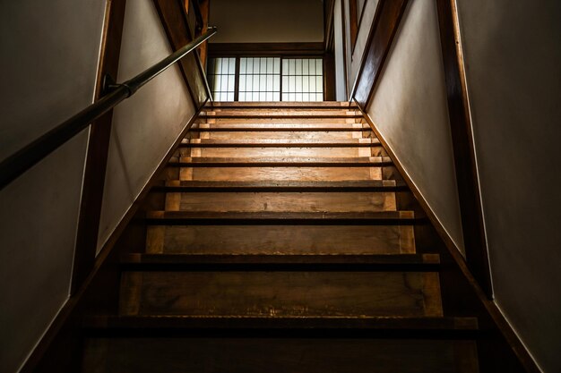 Photo low angle view of spiral staircase