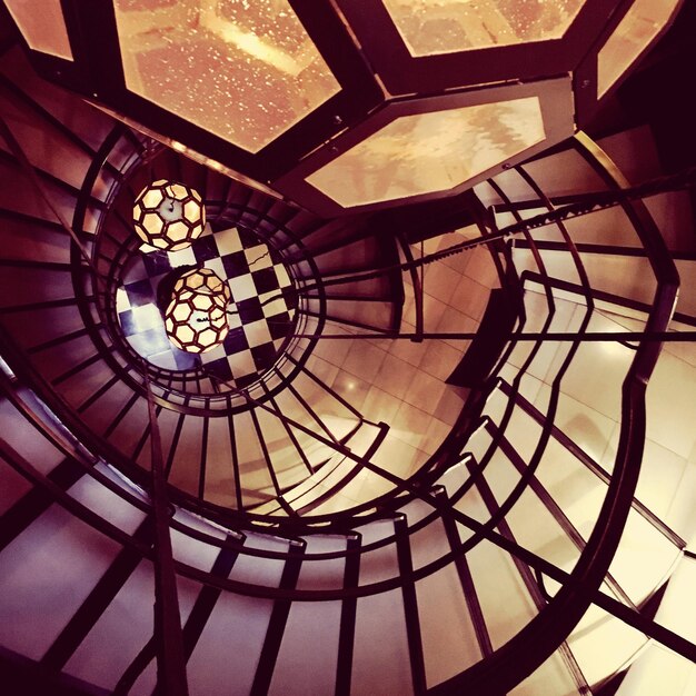 Photo low angle view of spiral staircase