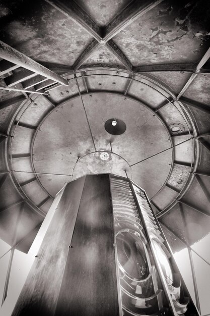 Photo low angle view of spiral staircase