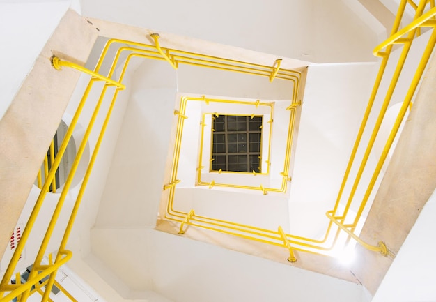 Photo low angle view of spiral stairs