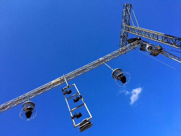 Photo low angle view of stage lights on construction frame against blue sky