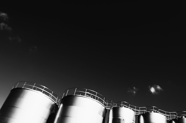 Photo low angle view of  stainless steel tanks and sky
