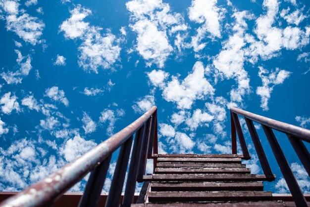 Photo low angle view of staircase against blue sky