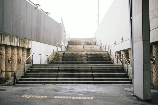 Photo low angle view of staircase against building