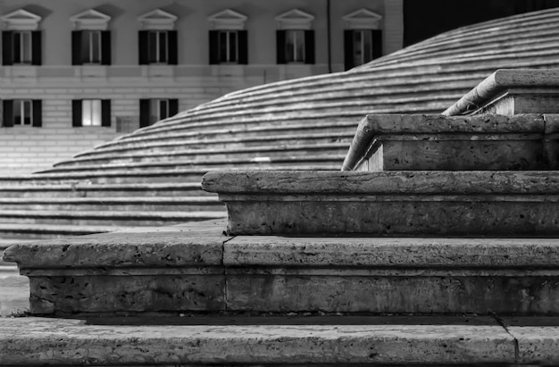 Foto vista a basso angolo della scala contro l'edificio