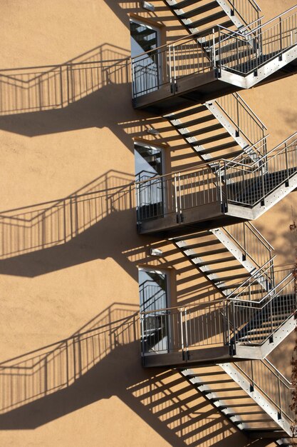 Photo low angle view of staircase in building