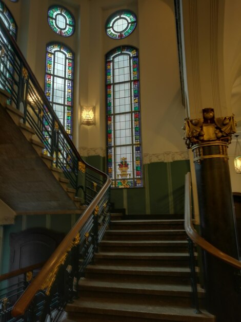 Photo low angle view of staircase in building