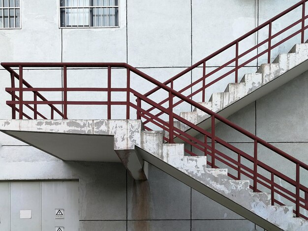 Photo low angle view of staircase on building