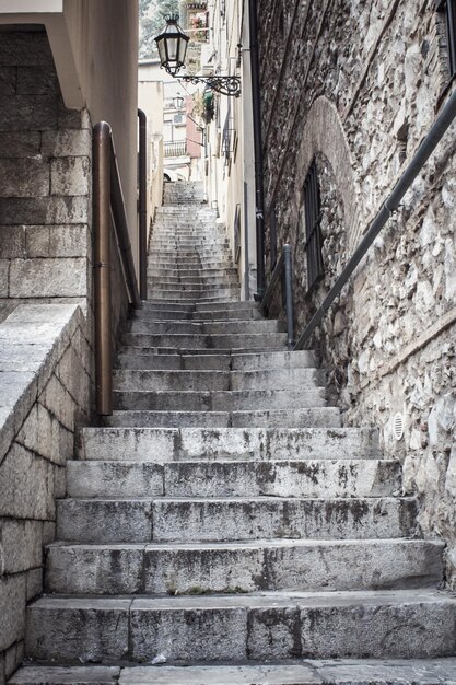 Foto vista a basso angolo della scala