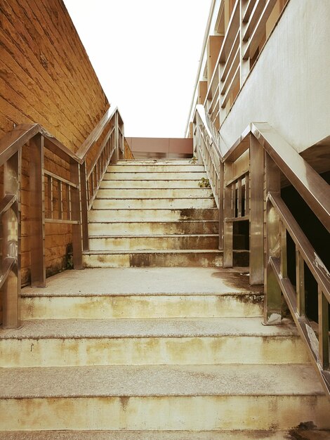 Photo low angle view of stairs against clear sky