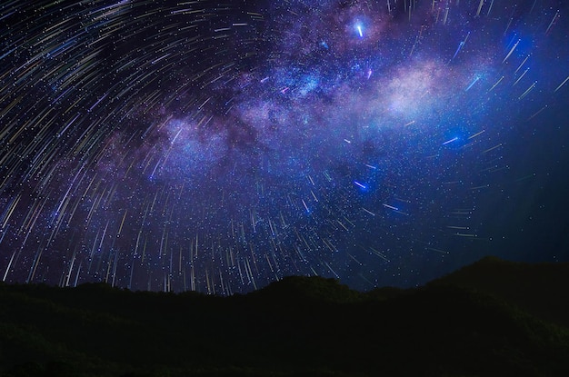 Photo low angle view of star field against sky at night spinning star tail