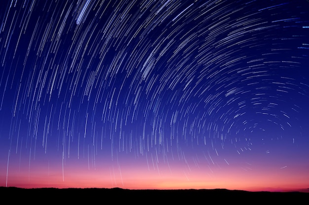 Foto vista a basso angolo del campo stellare contro il cielo notturno