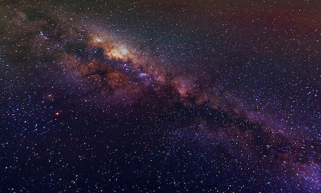 Foto vista a basso angolo del campo stellare contro il cielo notturno