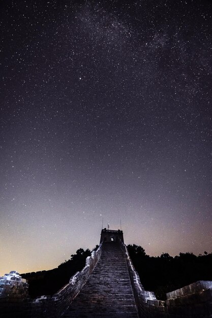 Foto vista a basso angolo del campo stellare di notte