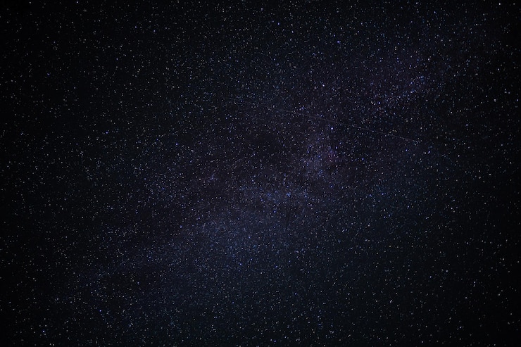 Photo 밤 에 별 들 을 낮은 각도 에서 볼 수 있다
