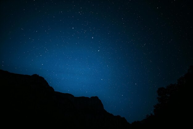 夜の星空の低角度の景色