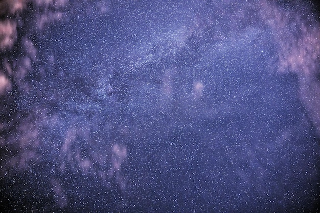 Foto vista a basso angolo delle stelle contro il cielo notturno