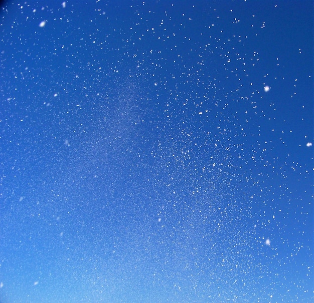 Foto vista a basso angolo delle stelle nel cielo notturno