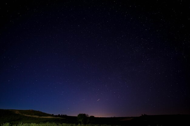 Photo low angle view of stars in sky at night