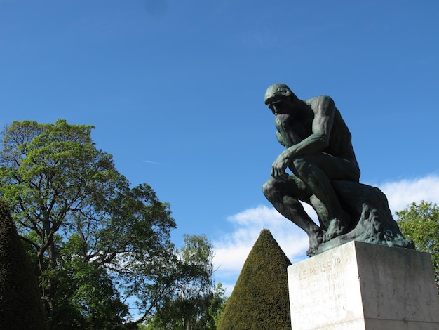 Foto vista a basso angolo della statua contro il cielo blu