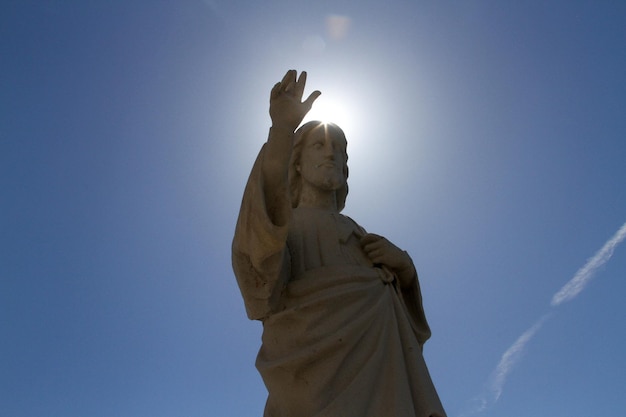 Photo low angle view of statue against blue sky