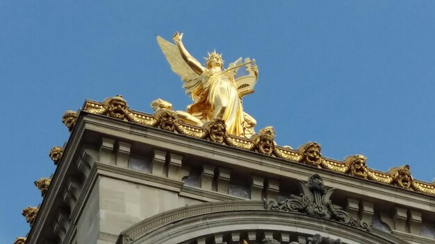 青い空を背景に像の低角度の眺め